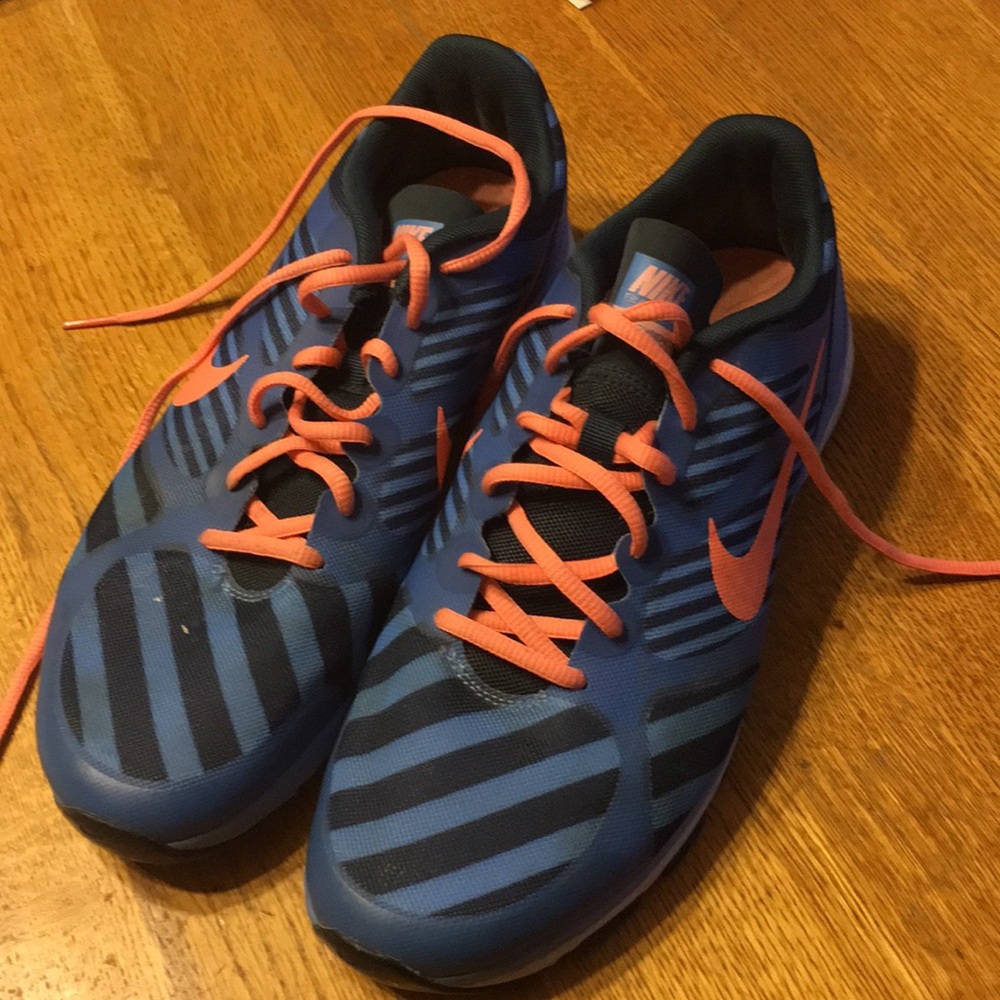 Nike tennis shoe